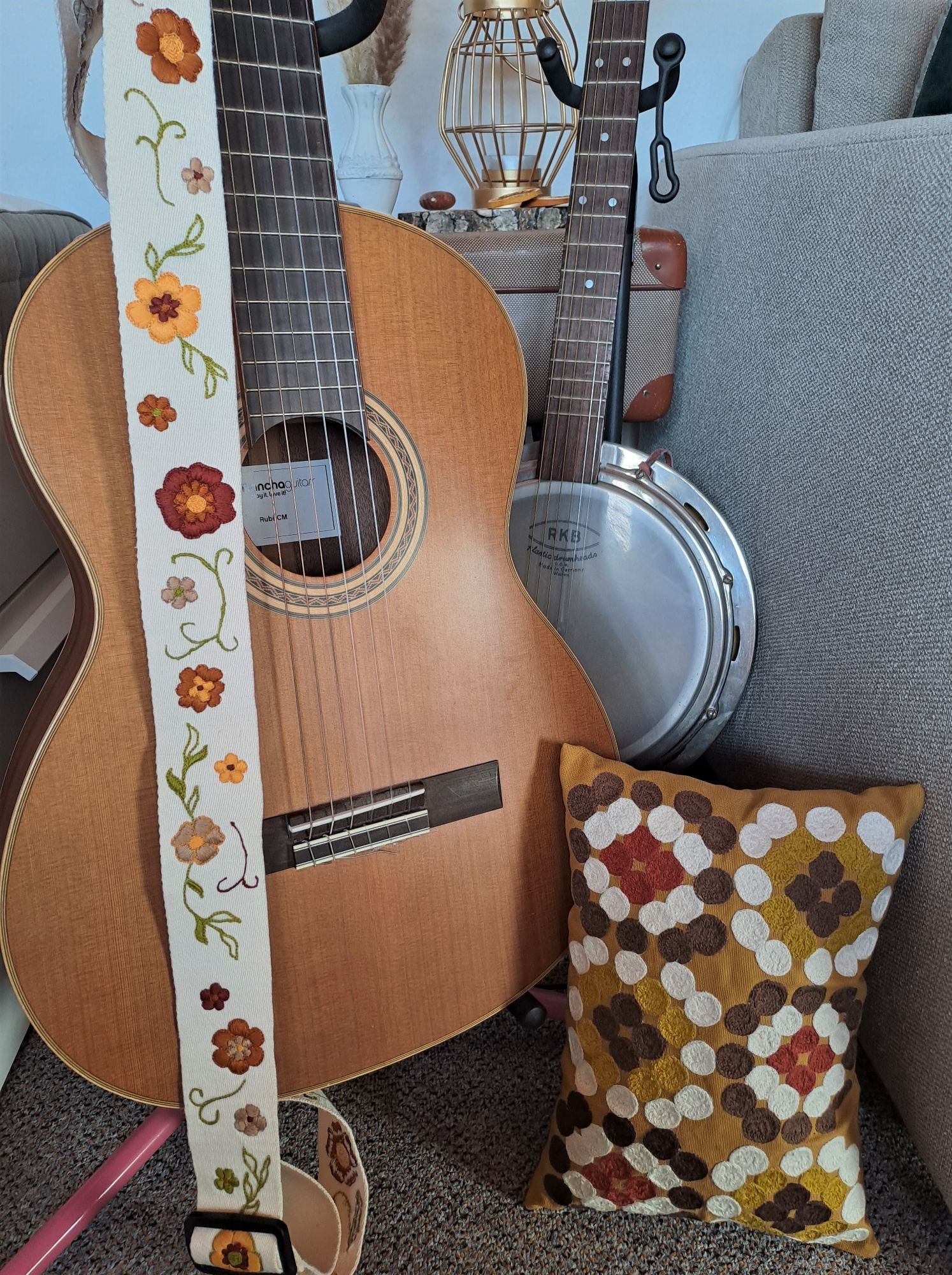 Gitarrengurt selbst bestickt - hier sieht man meinen bestickten 60er Jahre Gitarrengurt und ein kleines besticktes Kisse…